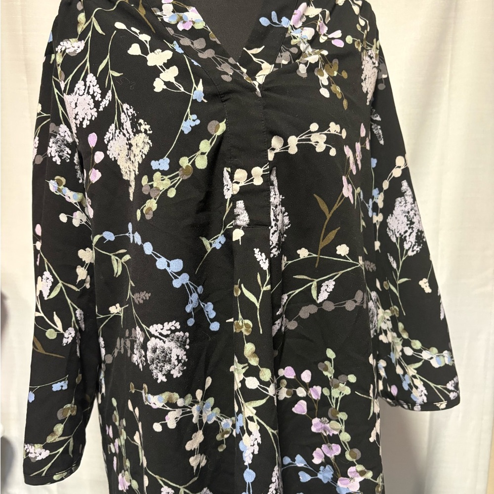 Floral V-Neck Blouse - Black - Picture 6 of 12